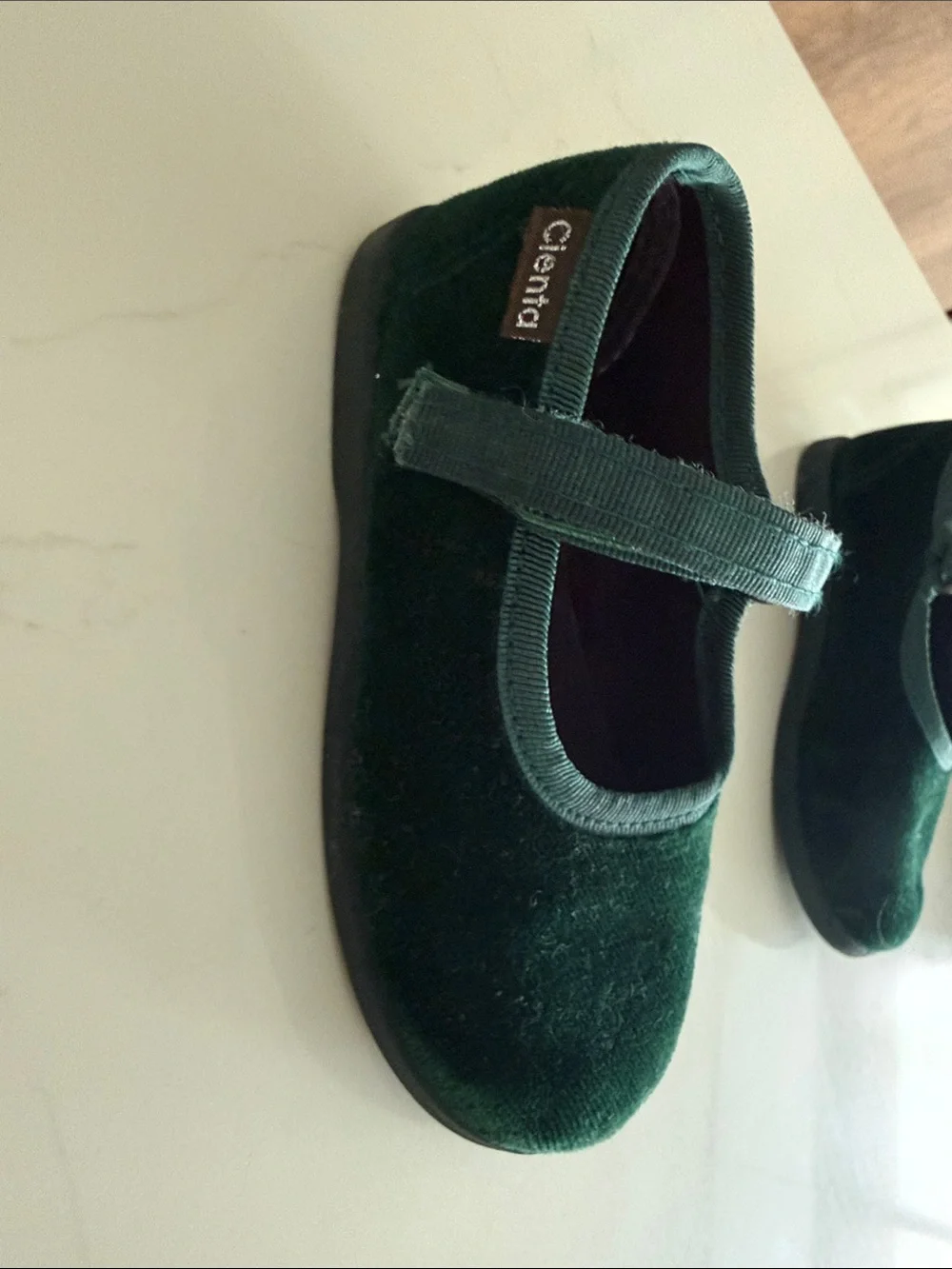 Cienta Green Velvet Mary Jane Shoes